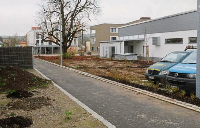 Dieser Weg für Senioren im Illinger Luig-Areal wird nicht geräumt und gestreut.  Foto: Thaler