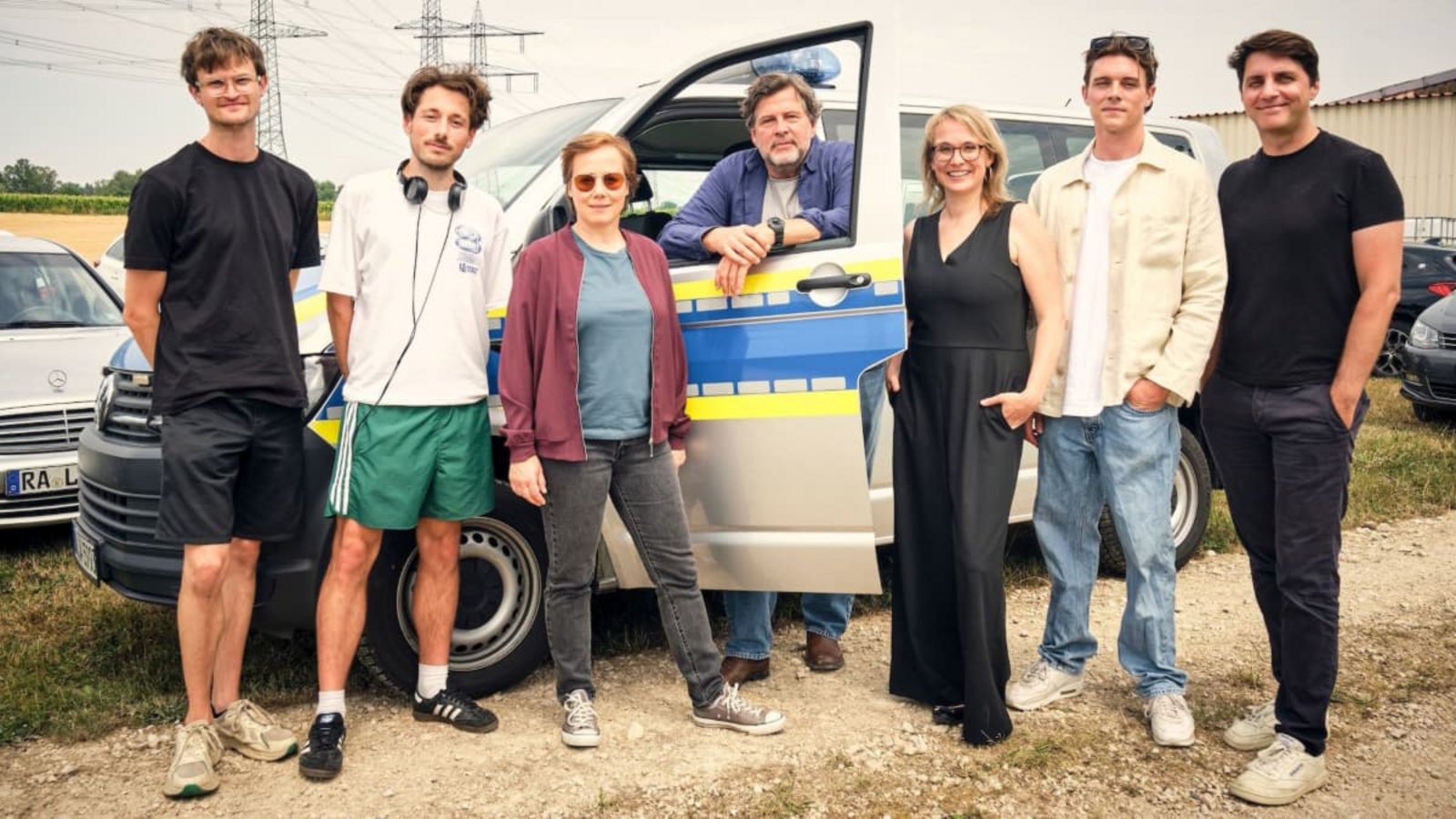 Drehstart für den „Tatort – Freund und Feind“ (AT): Kameramann Nico Schrenk, Regisseur und Koautor Simon Schneckenburger, Eva Löbau, Hans-Jochen Wagner, SWR Redakteurin Franziska Specht sowie Produzent Gerrit Klein und Producer Philipp Reuter von der Giganten FilmSWR/Giganten Film/Benoît Linder Drehstart für den „Tatort – Freund und Feind“ (AT): Kameramann Nico Schrenk, Regisseur und Koautor Simon Schneckenburger, Eva Löbau, Hans-Jochen Wagner, SWR Redakteurin Franziska Specht sowie Produzent Gerrit Klein und Producer Philipp Reuter von der Giganten FilmSWR/Giganten Film/Benoît Linder