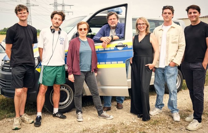 Drehstart für den „Tatort – Freund und Feind“ (AT): Kameramann Nico Schrenk, Regisseur und Koautor Simon Schneckenburger, Eva Löbau, Hans-Jochen Wagner, SWR Redakteurin Franziska Specht sowie Produzent Gerrit Klein und Producer Philipp Reuter von der Giganten Film<span class='image-autor'>SWR/Giganten Film/Benoît Linder</span>