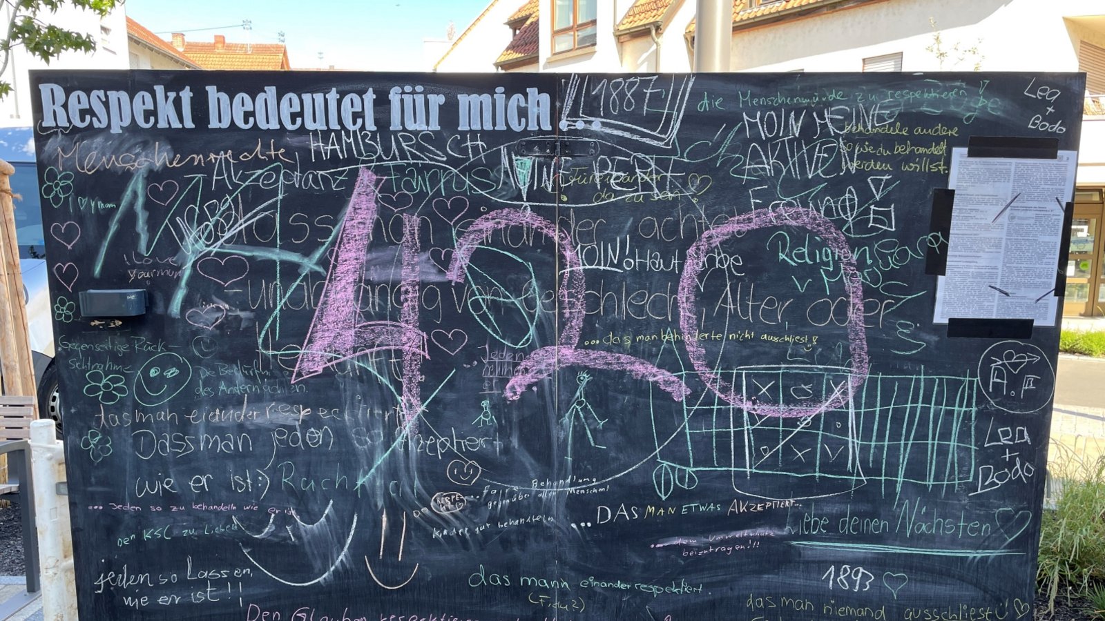 Zu unserem Foto „Im Kasten“ vom Samstag meldet sich die Verwaltung der Gemeinde Sersheim. Mit beiliegenden Fotos wird dokumentiert, dass die Tafel der Aktion „Respekt bedeutet für mich ...“ des Vereins Sicherer Landkreis Ludwigsburg durchaus genutzt werde. Es sei nur so dass „die Tafeln täglich von uns geputzt werden, sodass wieder neue Anregungen zum Thema aufgeschrieben werden können“, berichtet Hauptamtsleiter Matthias Gruber. Foto: p Zu unserem Foto „Im Kasten“ vom Samstag meldet sich die Verwaltung der Gemeinde Sersheim. Mit beiliegenden Fotos wird dokumentiert, dass die Tafel der Aktion „Respekt bedeutet für mich ...“ des Vereins Sicherer Landkreis Ludwigsburg durchaus genutzt werde. Es sei nur so dass „die Tafeln täglich von uns geputzt werden, sodass wieder neue Anregungen zum Thema aufgeschrieben werden können“, berichtet Hauptamtsleiter Matthias Gruber. Foto: p