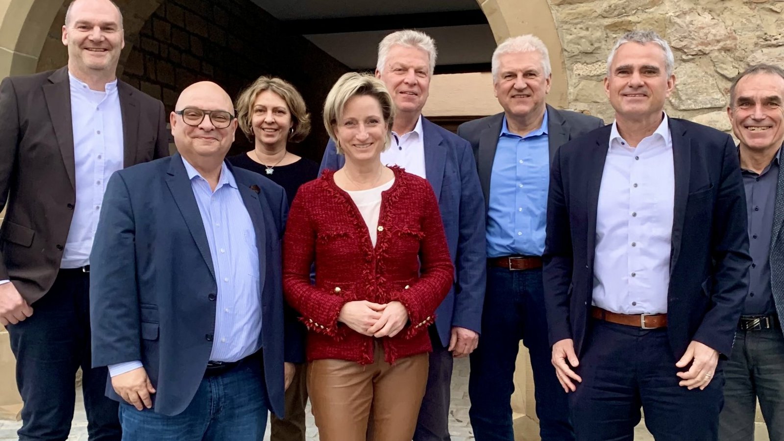 Besuch der Ministerin in Sachsenheim (hinten von links): Steffen Schurr (Geschäftsführer Zweckverband Eichwald), Tanja Ewald (stellvertretende Geschäftsführerin), Bietigheim-Bissingens Oberbürgermeister Jürgen Kessing, aus Oberriexingen Interimsbürgermeister Gerd Maisch und der stellvertretende Bürgermeister Erich Bannert. Vorne von links im Bild sind Sersheims Bürgermeister Jürgen Scholz, Ministerin Nicole Hoffmeister-Kraut und Sachsenheims Bürgermeister Holger Albrich (Verbandsvorsitzender). Foto: Stadt Sachsenheim