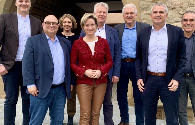 Besuch der Ministerin in Sachsenheim (hinten von links): Steffen Schurr (Geschäftsführer Zweckverband Eichwald), Tanja Ewald (stellvertretende Geschäftsführerin), Bietigheim-Bissingens Oberbürgermeister Jürgen Kessing, aus Oberriexingen Interimsbürgermeister Gerd Maisch und der stellvertretende Bürgermeister Erich Bannert. Vorne von links im Bild sind Sersheims Bürgermeister Jürgen Scholz, Ministerin Nicole Hoffmeister-Kraut und Sachsenheims Bürgermeister Holger Albrich (Verbandsvorsitzender). <span class='image-autor'>Foto: Stadt Sachsenheim</span>