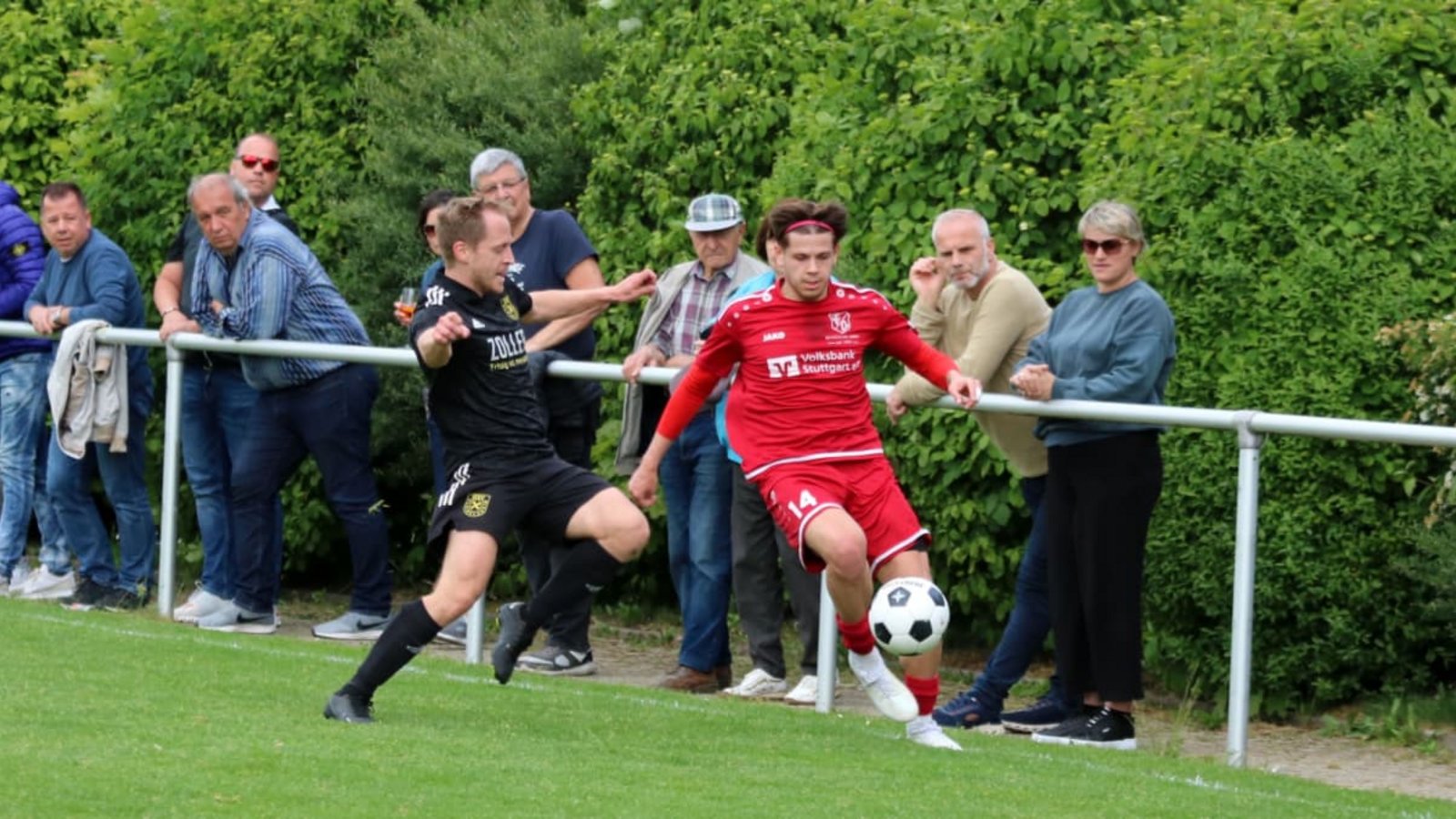 Mert Okar (rechts) zieht sich in der kommenden Landesliga-Saison wieder das Trikot des TV Oeffingen an.Eva Herschmann Mert Okar (rechts) zieht sich in der kommenden Landesliga-Saison wieder das Trikot des TV Oeffingen an.Eva Herschmann