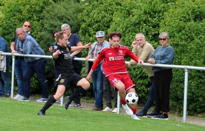 Mert Okar (rechts) zieht sich in der kommenden Landesliga-Saison wieder das Trikot des TV Oeffingen an.<span class='image-autor'>Eva Herschmann</span>