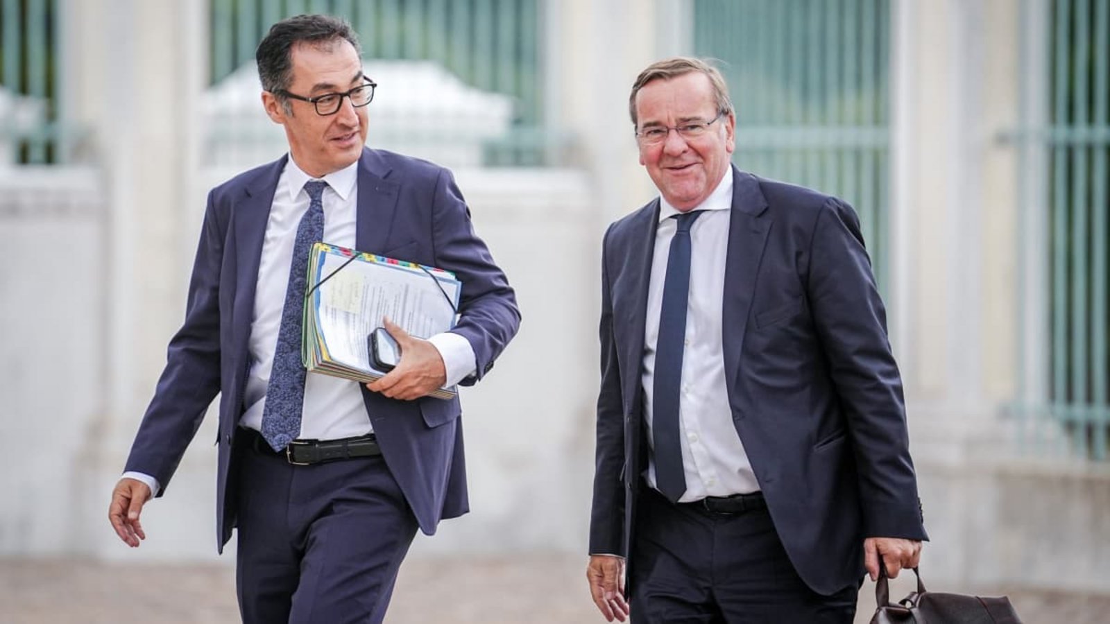 Cem Özdemir, inzwischen Ministerpräsident von Baden-Württemberg, und Bundesverteidigungsminister Boris Pistorius sprechen sich gemeinsam für ein Verbot von Teilen der AfD aus. (Archivbild)Kay Nietfeld/dpa Cem Özdemir, inzwischen Ministerpräsident von Baden-Württemberg, und Bundesverteidigungsminister Boris Pistorius sprechen sich gemeinsam für ein Verbot von Teilen der AfD aus. (Archivbild)Kay Nietfeld/dpa