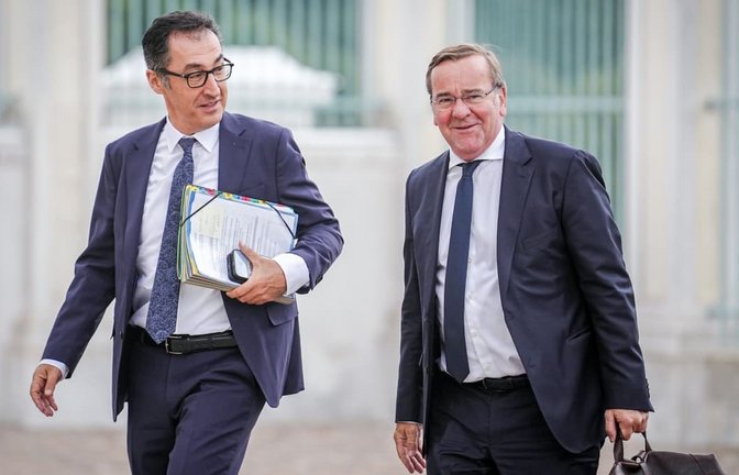 Cem Özdemir, inzwischen Ministerpräsident von Baden-Württemberg, und Bundesverteidigungsminister Boris Pistorius sprechen sich gemeinsam für ein Verbot von Teilen der AfD aus. (Archivbild)<span class='image-autor'>Kay Nietfeld/dpa</span>