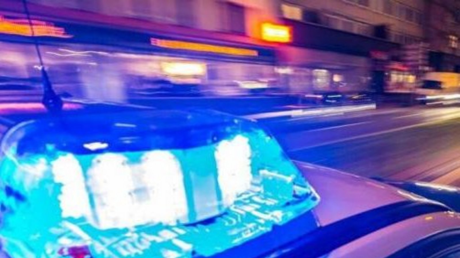 Die Polizei hat am Freitagabend zwei junge Fahrer gestoppt, die sich mit ihren Autos offenbar ein Rennen lieferten. Symbolbild: VKZ Die Polizei hat am Freitagabend zwei junge Fahrer gestoppt, die sich mit ihren Autos offenbar ein Rennen lieferten. Symbolbild: VKZ