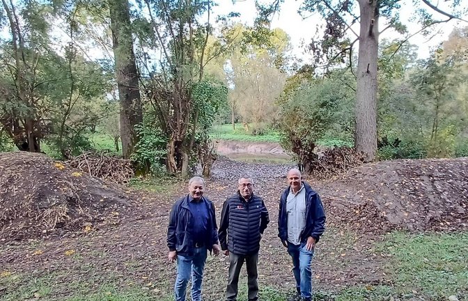 Freude über die gelungene Reaktivierung der Tümpel bei (von links) Rolf Allmendinger, Lothar Rapp und Jochen Sieber. Im Hintergrund ist der größere der zwei Teiche zu sehen. Der Aushub soll noch trocknen und wird dann abtransportiert.  <span class='image-autor'>Foto: Rücker</span>