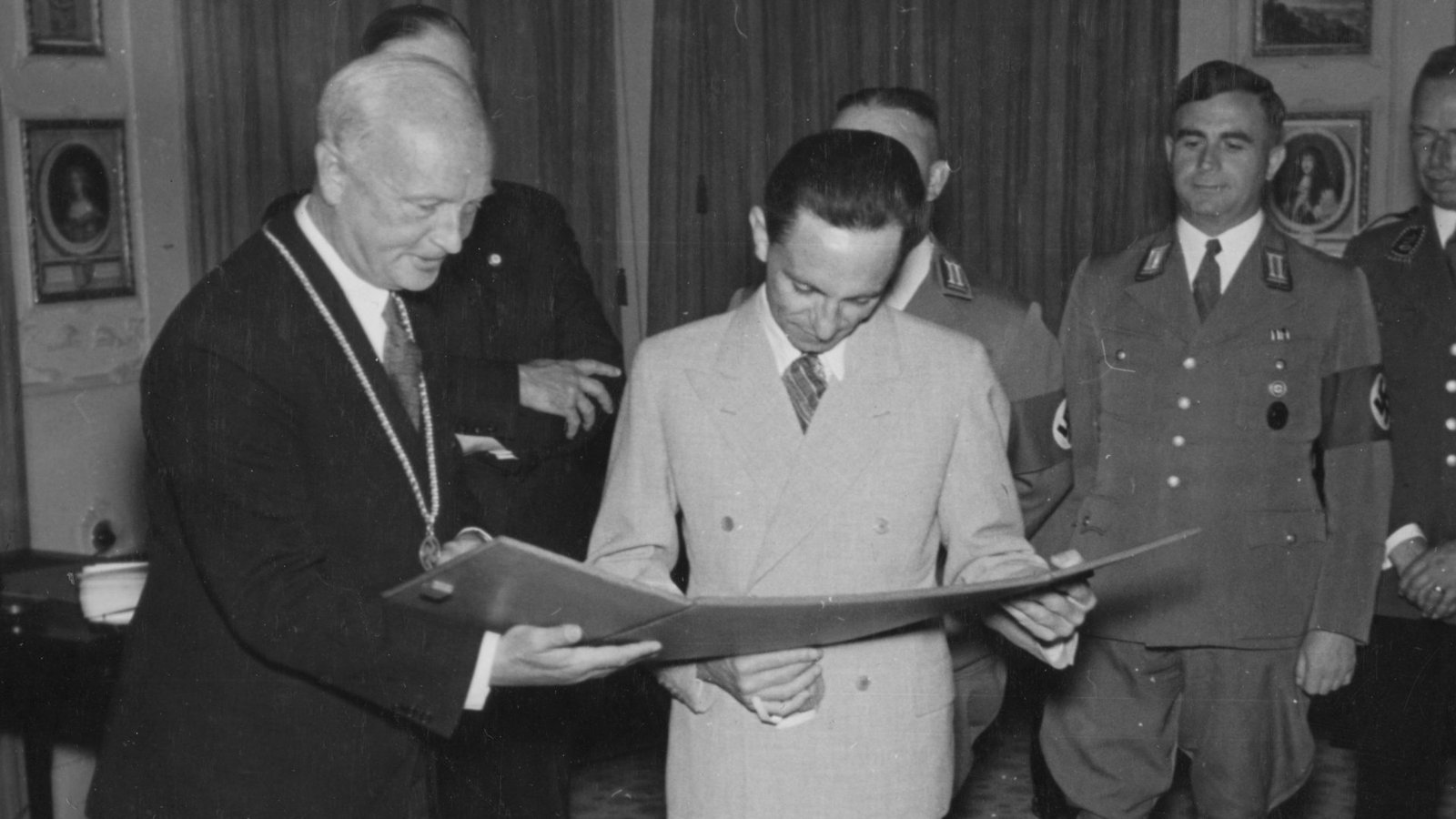 In seiner damaligen Aufgabe als Heidelberger OB überreicht Carl Neinhaus (links) im Jahr 1939 dem Propagandaminister Joseph Goebbels den Ehrenbürgerbrief der Stadt.Foto: Stadtarchiv Heidelberg