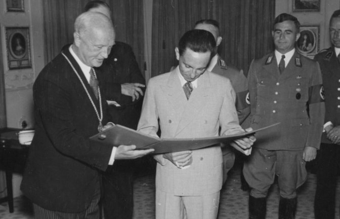 In seiner damaligen Aufgabe als Heidelberger OB überreicht Carl Neinhaus (links) im Jahr 1939 dem Propagandaminister Joseph Goebbels den Ehrenbürgerbrief der Stadt.<span class='image-autor'>Foto: Stadtarchiv Heidelberg</span>