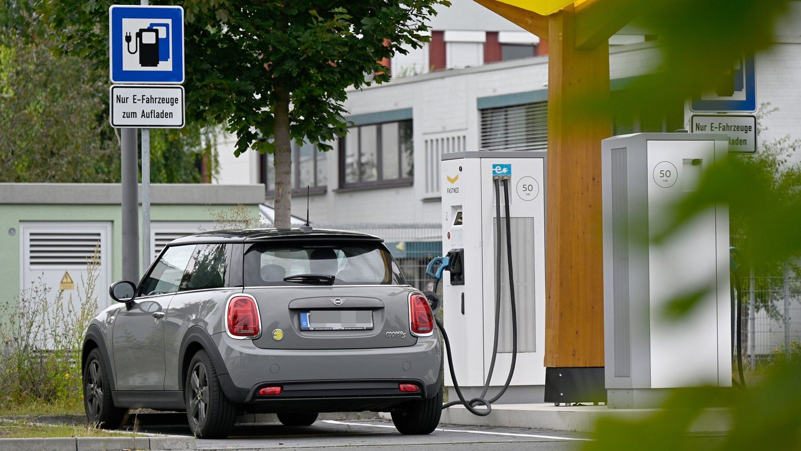 Elektroautos werden günstiger – doch noch kann sie sich nicht jeder leisten.Foto: epd Elektroautos werden günstiger – doch noch kann sie sich nicht jeder leisten.Foto: epd