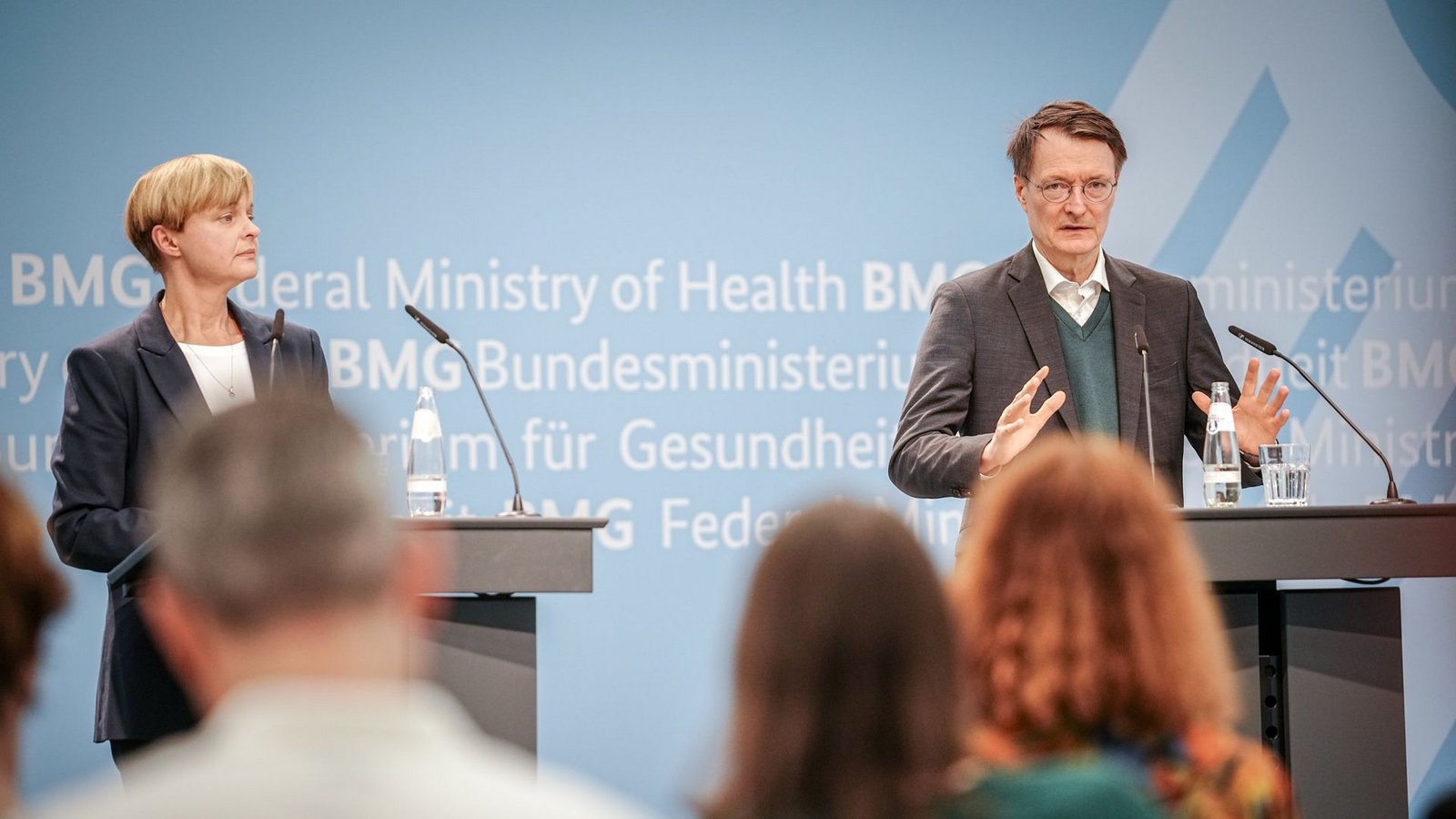 Karl Lauterbach (SPD, r) mit Ute Lewitzka, Vorstandsvorsitzende der Deutschen Gesellschaft für Suizidprävention: Angesichts von 10.000 Suiziden pro Jahr fordert die Suizidprävention ein bundesweites Notfalltelefon.Foto: dpa/Kay Nietfeld Karl Lauterbach (SPD, r) mit Ute Lewitzka, Vorstandsvorsitzende der Deutschen Gesellschaft für Suizidprävention: Angesichts von 10.000 Suiziden pro Jahr fordert die Suizidprävention ein bundesweites Notfalltelefon.Foto: dpa/Kay Nietfeld