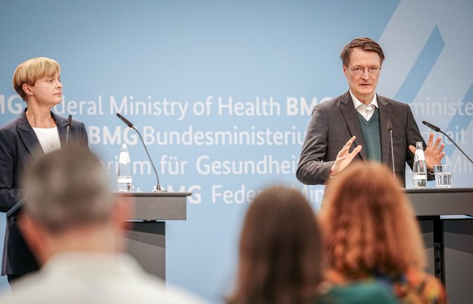 Karl Lauterbach (SPD, r) mit Ute Lewitzka, Vorstandsvorsitzende der Deutschen Gesellschaft für Suizidprävention: Angesichts von 10.000 Suiziden pro Jahr fordert die Suizidprävention ein bundesweites Notfalltelefon.<span class='image-autor'>Foto: dpa/Kay Nietfeld</span>