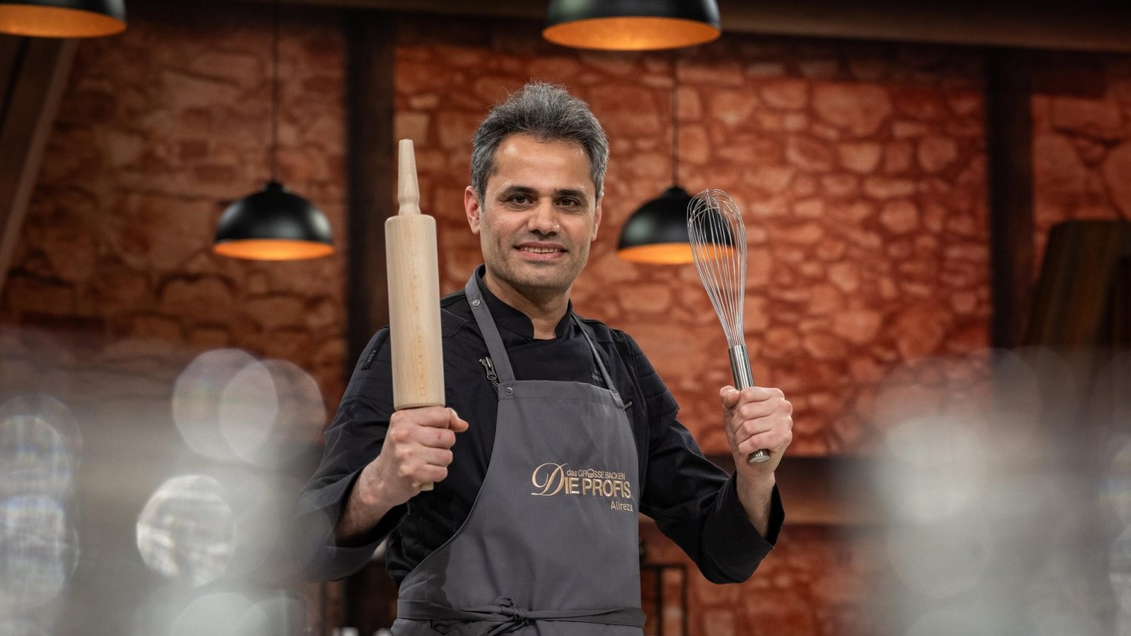 Alireza (48), aus Berlin, bringt die Aromen und kulinarischen Traditionen seiner iranischen Herkunft mit moderner Patisserie zusammen.Foto: Joyn / Claudius Pflug Alireza (48), aus Berlin, bringt die Aromen und kulinarischen Traditionen seiner iranischen Herkunft mit moderner Patisserie zusammen.Foto: Joyn / Claudius Pflug