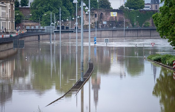 Die Stadtautobahn in Saarbrücken steht unter Wasser.<span class='image-autor'>Foto: Laszlo Pinter/dpa</span>