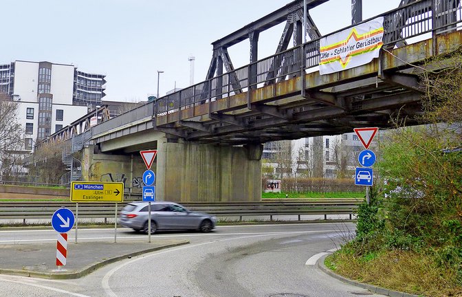 Der Fußgängersteg am Mercedes-Werk muss grundlegend saniert werden.<span class='image-autor'>Foto: Müller</span>