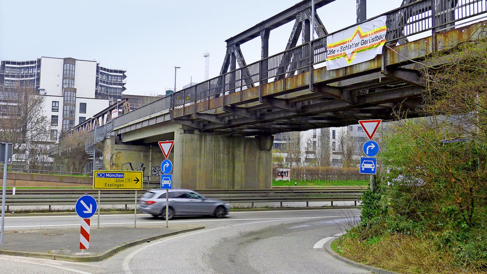 Der Fußgängersteg am Mercedes-Werk muss grundlegend saniert werden.Foto: Müller