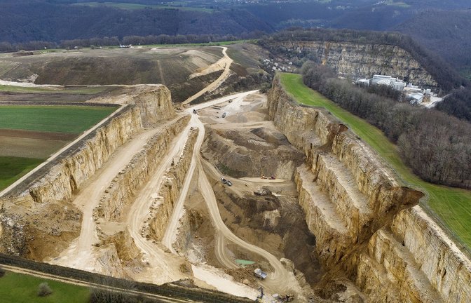 Ein aus der Landschaft geschnittenes Stück: Der Steinbruch bei Grabenstetten im Kreis Reutlingen. Links hinten ist der alte rekultivierte Teil, rechts hinten blitzt das Werk zur Weiterverarbeitung hervor.<span class='image-autor'>Foto: Horst Haas</span>