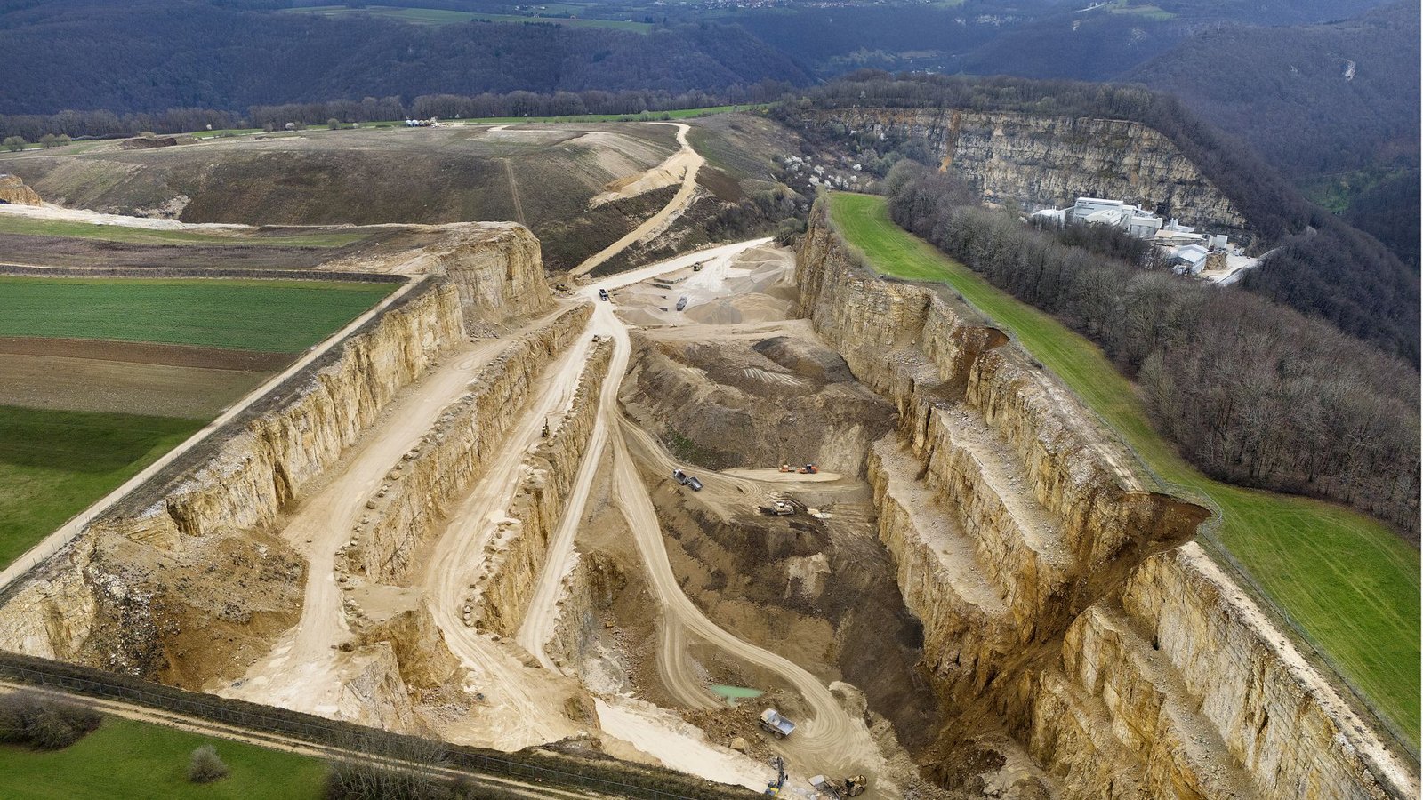 Ein aus der Landschaft geschnittenes Stück: Der Steinbruch bei Grabenstetten im Kreis Reutlingen. Links hinten ist der alte rekultivierte Teil, rechts hinten blitzt das Werk zur Weiterverarbeitung hervor.Foto: Horst Haas Ein aus der Landschaft geschnittenes Stück: Der Steinbruch bei Grabenstetten im Kreis Reutlingen. Links hinten ist der alte rekultivierte Teil, rechts hinten blitzt das Werk zur Weiterverarbeitung hervor.Foto: Horst Haas