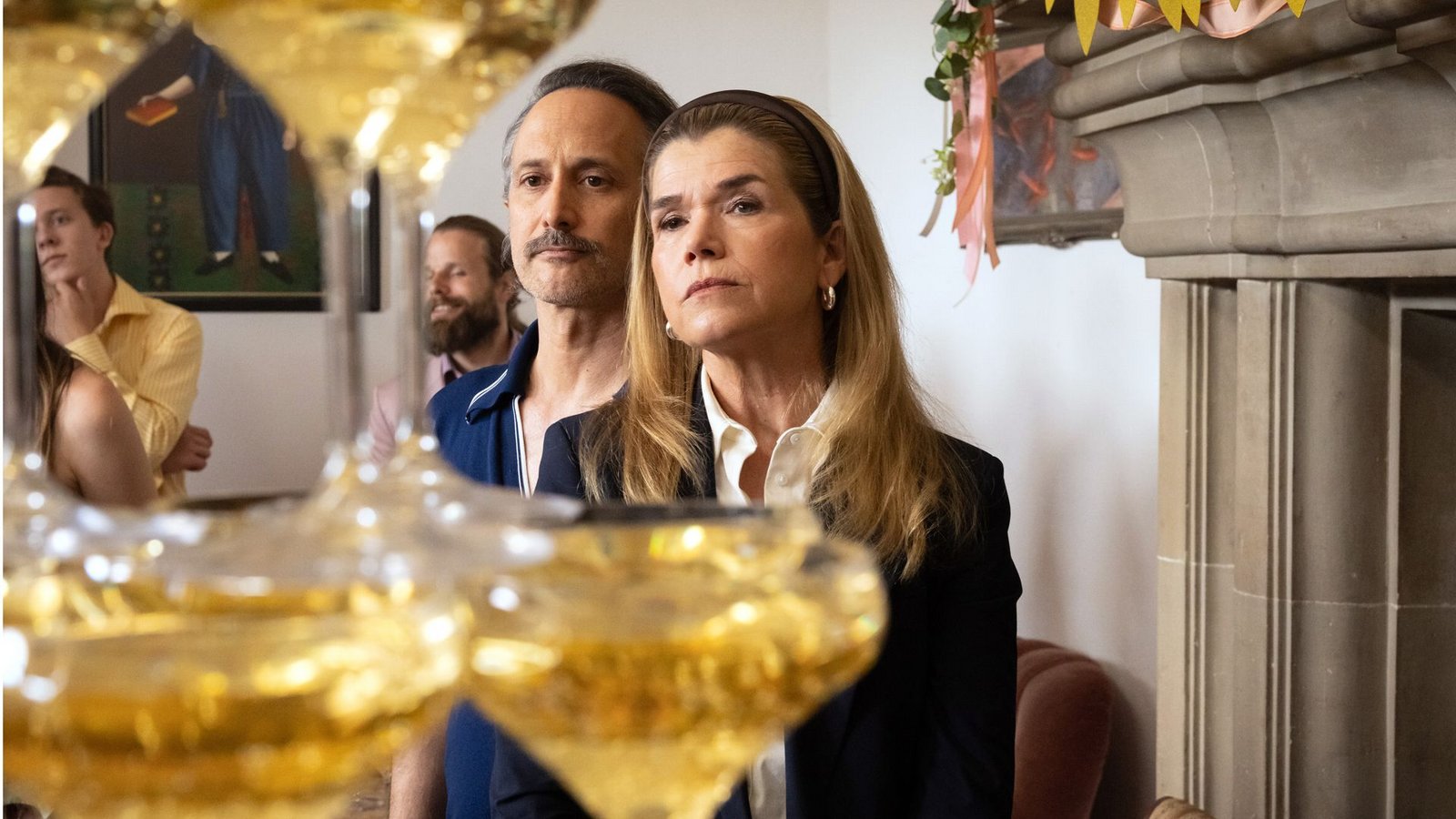 Mareike Berger (Anke Engelke) und Miller (Michael Ostrowski) hinter der Champagner-Pyramide.Foto: WDR/Michael Kötschau/btf product