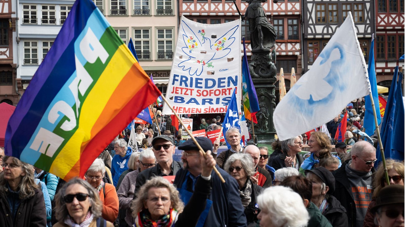 Auch 2023 fanden unter dem Eindruck des Krieges Russlands gegen die Ukraine bundesweit zahlreiche Ostermärsche statt. (Archivbild)Foto: dpa/Sebastian Gollnow Auch 2023 fanden unter dem Eindruck des Krieges Russlands gegen die Ukraine bundesweit zahlreiche Ostermärsche statt. (Archivbild)Foto: dpa/Sebastian Gollnow