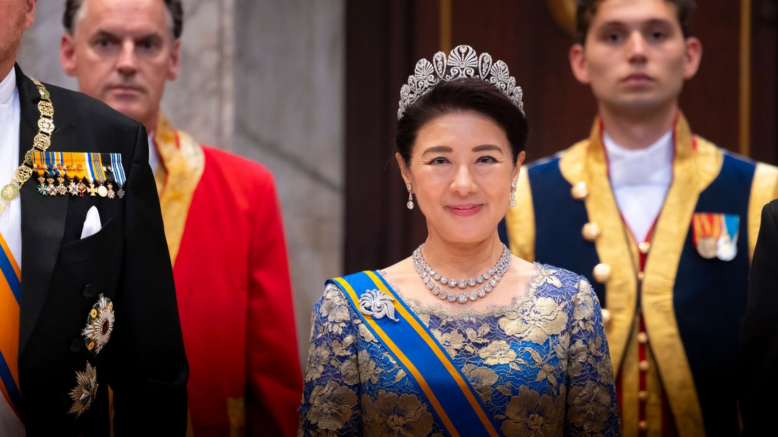 Japans Kaiserin Masako setzte auf ein blaues Kleid mit floralen Applikationen.Foto: IMAGO / Content Curation
