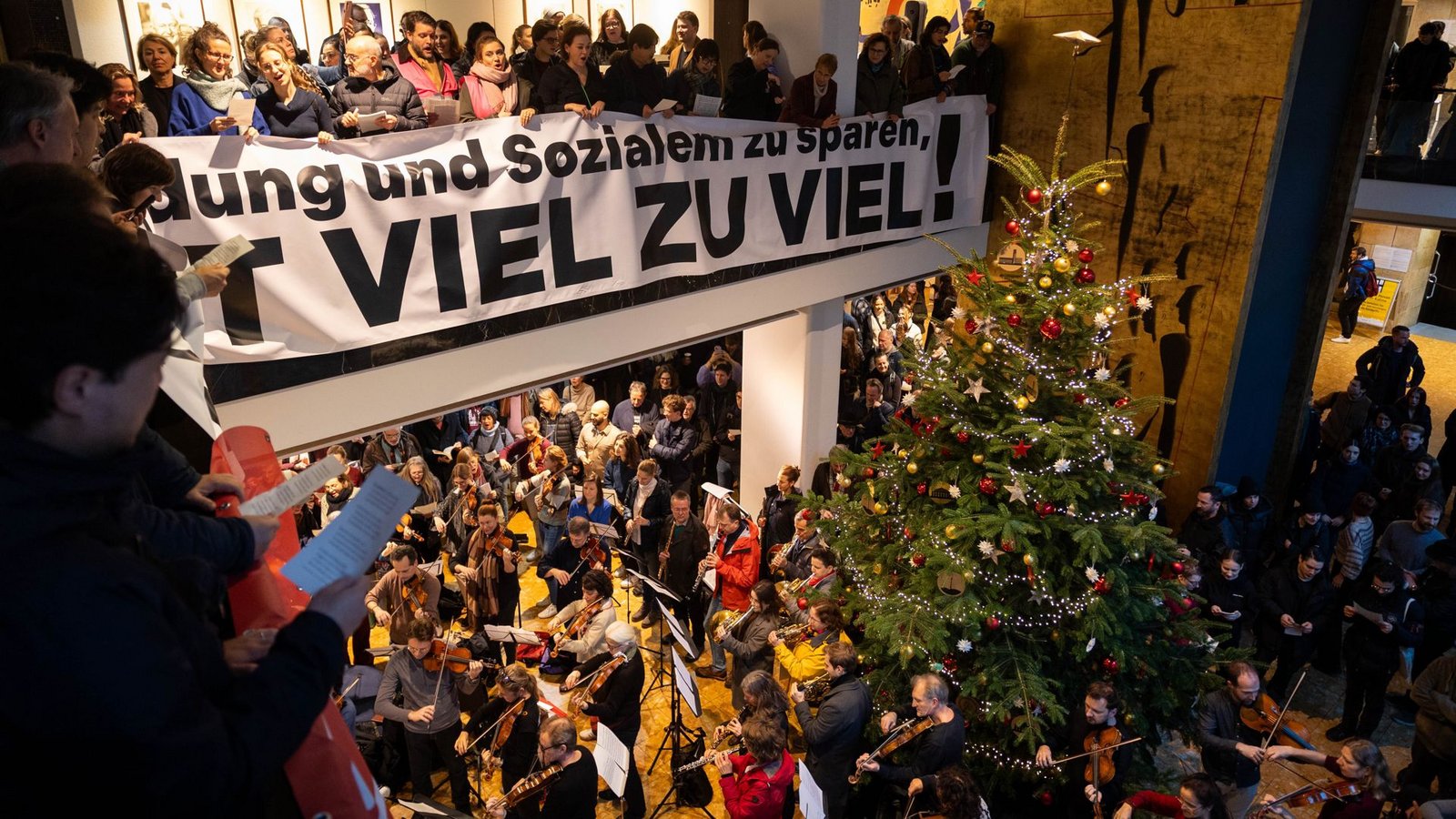 Im Dezember haben Mitglieder des Staatsorchesters und des Stuttgarter Opernchores mit einer „musikalischen Intervention“ im Foyer des Stuttgarter Rathauses gegen die geplanten Kürzungen im Kulturbereich demonstriert.Foto: &nbsp;