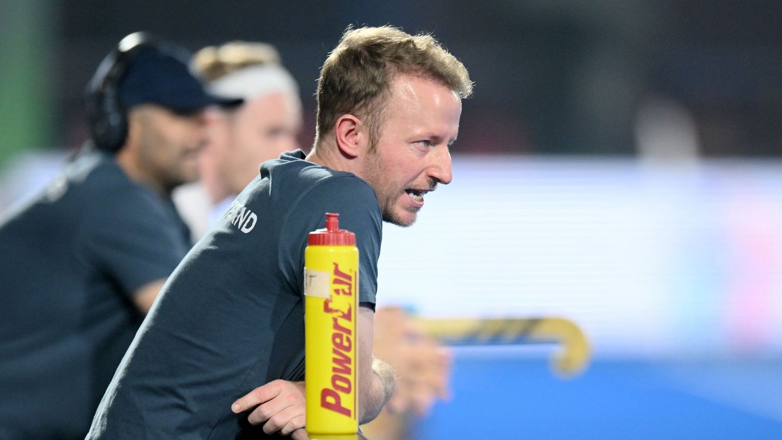Der deutsche Trainer André Henning steht beim Spiel gegen England am Spielfeldrand.Foto: Frank Uijlenbroek/WORLDSPORTPICS/dpa