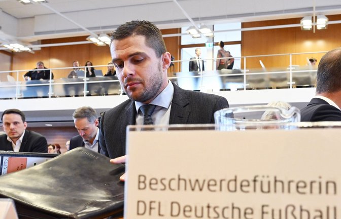 DFL-Geschäftsführer Marc Lenz wartet im Bundesverfassungsgericht auf den Beginn der Verhandlung.<span class='image-autor'>Foto: Uli Deck/dpa</span>