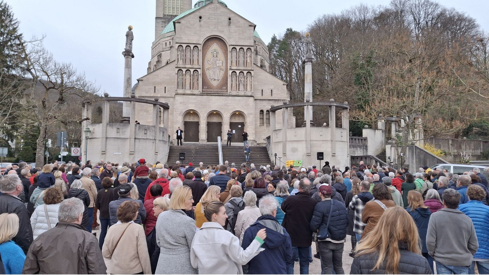 500 Menschen haben sich am Freitag zum Abendgebet vor Sankt Bernhardus versammelt.Foto: privat/oh 500 Menschen haben sich am Freitag zum Abendgebet vor Sankt Bernhardus versammelt.Foto: privat/oh