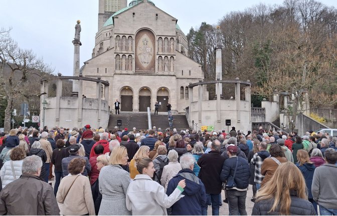 500 Menschen haben sich am Freitag zum Abendgebet vor Sankt Bernhardus versammelt.<span class='image-autor'>Foto: privat/oh</span>