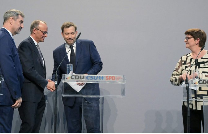 Gruppenbild mit Dame: Die neuen Koalitionspartner Markus Söder, Friedrich Merz, Lars Klingbeil und Saskia Esken (von links)<span class='image-autor'>Foto: AFP/TOBIAS SCHWARZ</span>