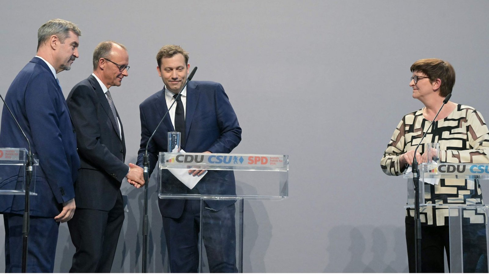 Gruppenbild mit Dame: Die neuen Koalitionspartner Markus Söder, Friedrich Merz, Lars Klingbeil und Saskia Esken (von links)Foto: AFP/TOBIAS SCHWARZ Gruppenbild mit Dame: Die neuen Koalitionspartner Markus Söder, Friedrich Merz, Lars Klingbeil und Saskia Esken (von links)Foto: AFP/TOBIAS SCHWARZ