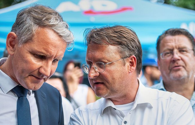 Teilen die politische Agenda der AfD: Björn Höcke (links), Vorsitzender der AfD-Fraktion im Thüringer Landtag, mit Robert Sesselmann.<span class='image-autor'>Foto: IMAGO/Funke Foto Services</span>