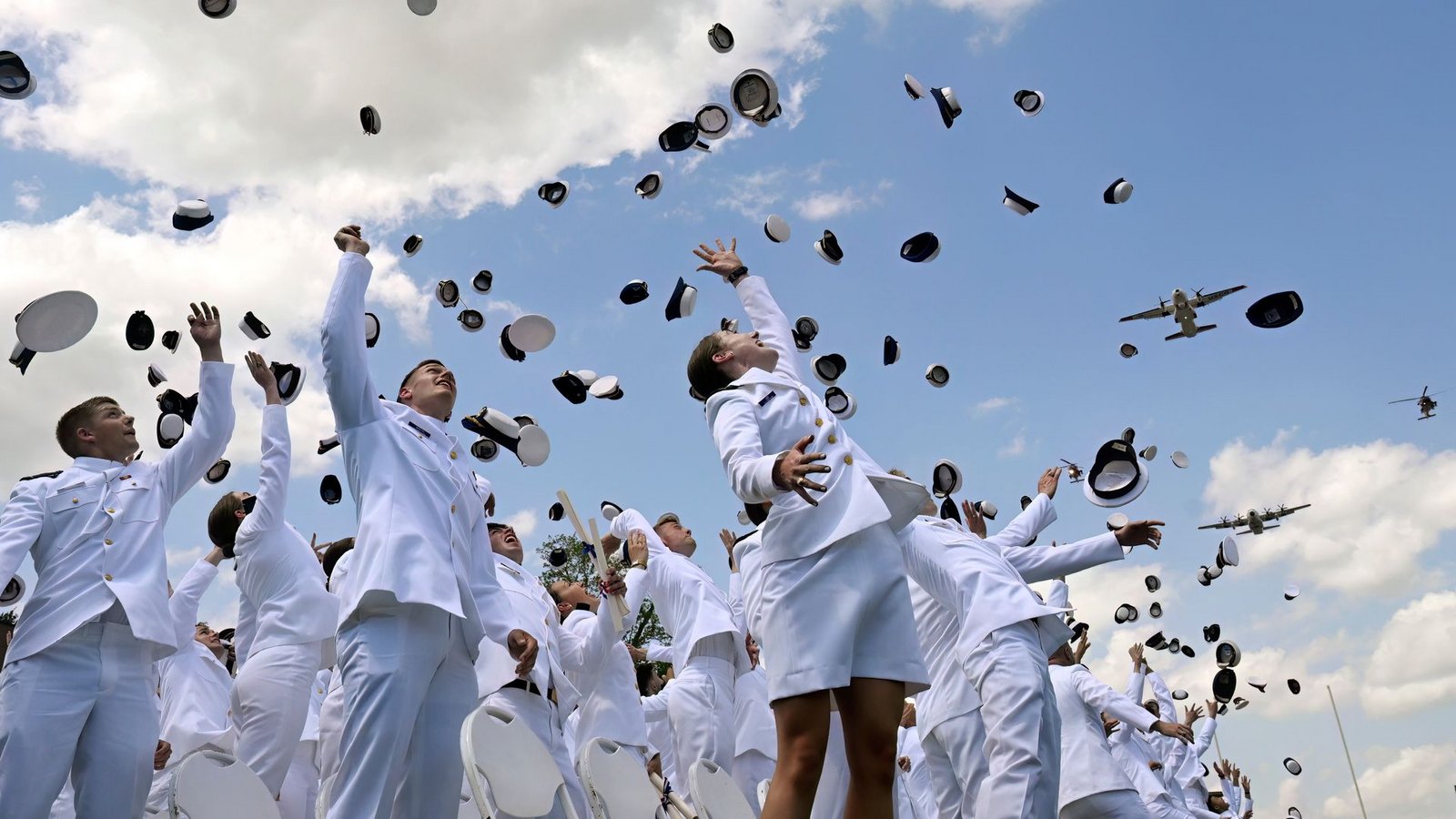 Neue ernannte Fähnriche werfen ihre Mützen zum Abschluss der Feierlichkeiten an der United States Coast Guard Academy in New London.Foto: Jessica Hill/FR125654 AP/AP/dpa
