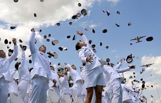 Neue ernannte Fähnriche werfen ihre Mützen zum Abschluss der Feierlichkeiten an der United States Coast Guard Academy in New London.<span class='image-autor'>Foto: Jessica Hill/FR125654 AP/AP/dpa</span>