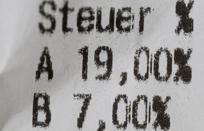 Schon bald 21 statt 19 Prozent? Ein Kassenzettel zeigt die aktuelle Mehrwertsteuer an.<span class='image-autor'>Foto: Hendrik Schmidt/dpa</span>