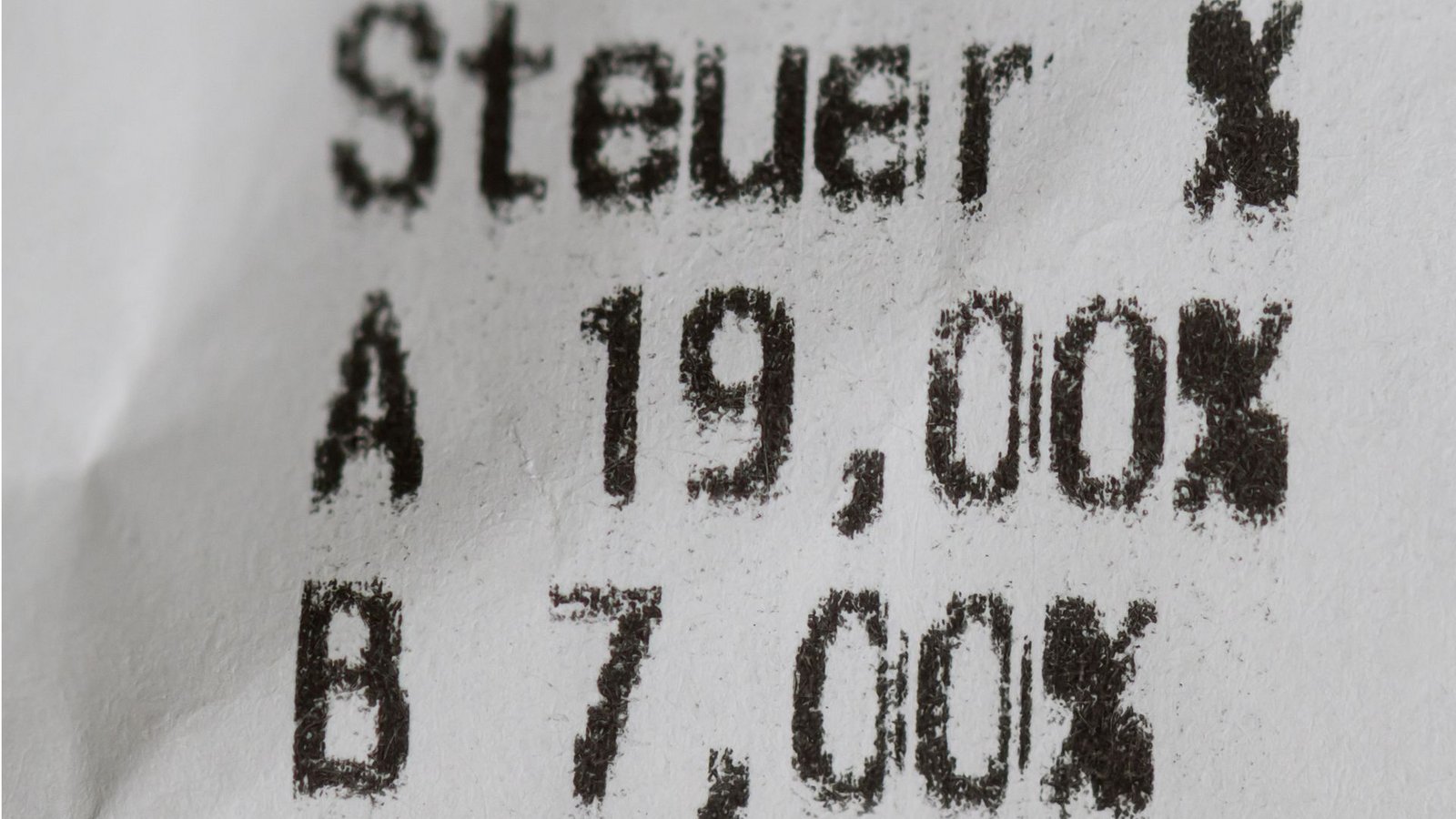 Schon bald 21 statt 19 Prozent? Ein Kassenzettel zeigt die aktuelle Mehrwertsteuer an.Foto: Hendrik Schmidt/dpa