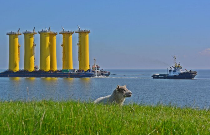 Die sogenannten Transition Pieces für den Offshore-Windpark "He Dreiht" werden bereits transportiert.<span class='image-autor'>Foto: Magnus Reinke OIM/EnBW/dpa</span>