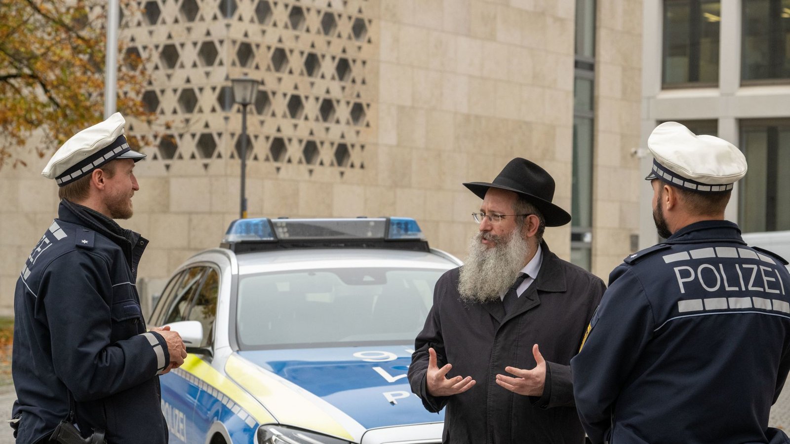 Rabbiner Shneur Trebnik und Polizisten unterhalten sich vor der Synagoge in Ulm: Juden werden immer wieder als Hauptverantwortliche für globale Krisen dargestellt.Foto: dpa/Stefan Puchner Rabbiner Shneur Trebnik und Polizisten unterhalten sich vor der Synagoge in Ulm: Juden werden immer wieder als Hauptverantwortliche für globale Krisen dargestellt.Foto: dpa/Stefan Puchner