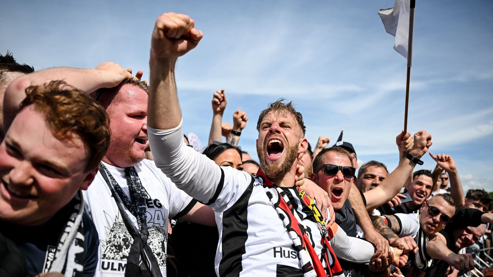 Ulms Johannes Reichert feiert mit den Fans den Aufstieg.Foto: dpa/Harry Langer
