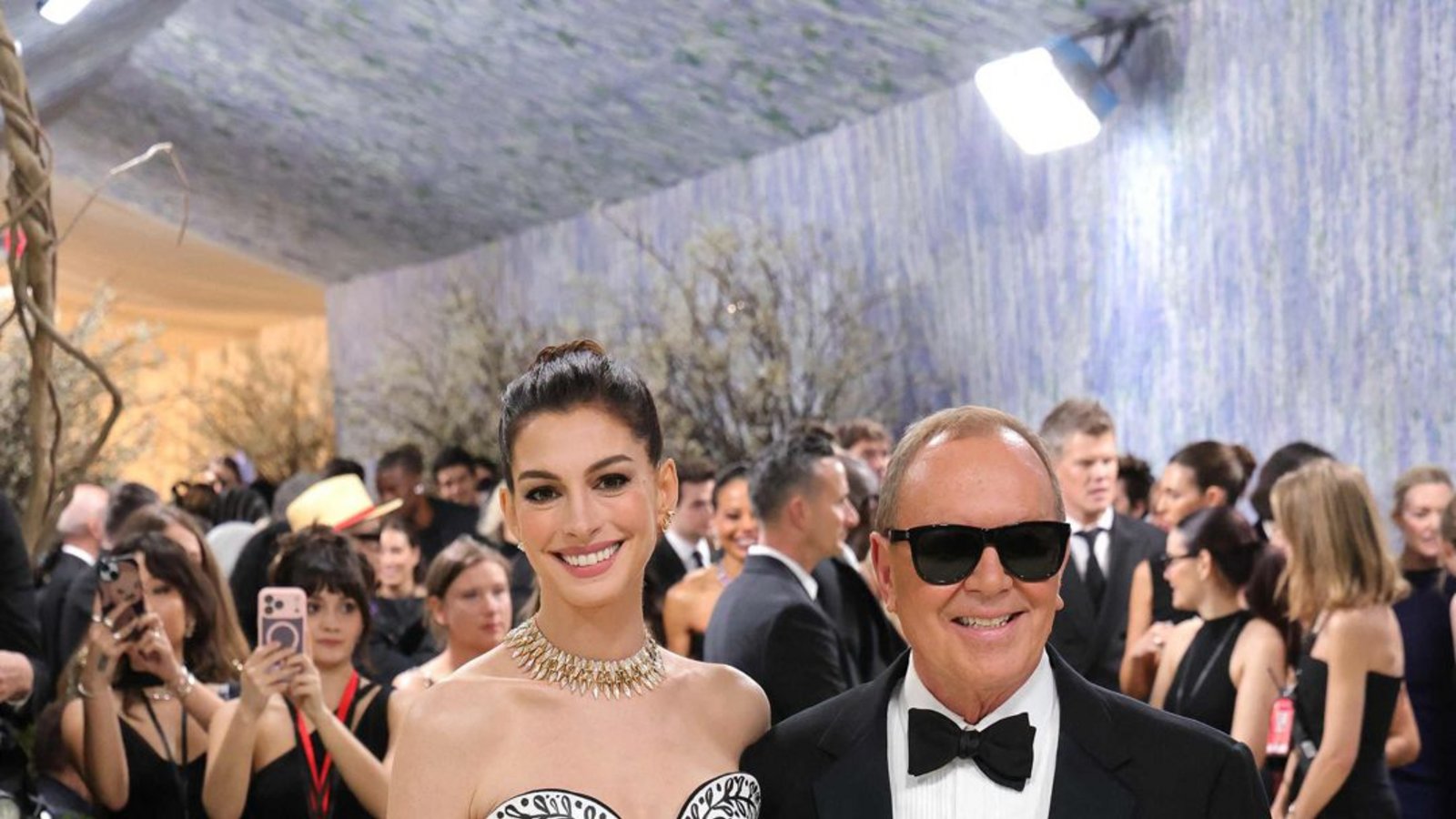 Handbemalt – das Kleid von Anne Hathaway, das im Atelier des Designers Michael Kors entstand, der die Schauspielerin auch zur Met Gala begleitete.Foto: Getty Images via AFP Handbemalt – das Kleid von Anne Hathaway, das im Atelier des Designers Michael Kors entstand, der die Schauspielerin auch zur Met Gala begleitete.Foto: Getty Images via AFP