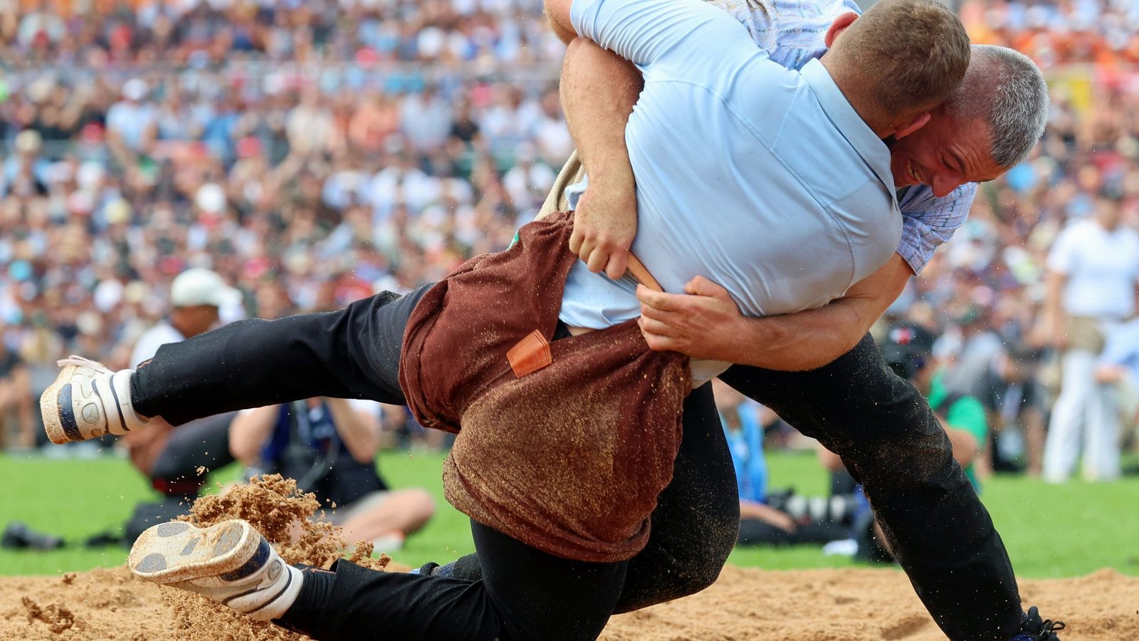 Unbändige Kraft im Sägemehl: Samuel Giger (hinten, hier gegen Remo Käser am Eidgenössischen 2022) zählt auch in diesem Jahr in Mollis zu den Favoriten auf den Königstitel der Schwinger. Foto: swiss-image.ch/Andy Mettler Unbändige Kraft im Sägemehl: Samuel Giger (hinten, hier gegen Remo Käser am Eidgenössischen 2022) zählt auch in diesem Jahr in Mollis zu den Favoriten auf den Königstitel der Schwinger. Foto: swiss-image.ch/Andy Mettler