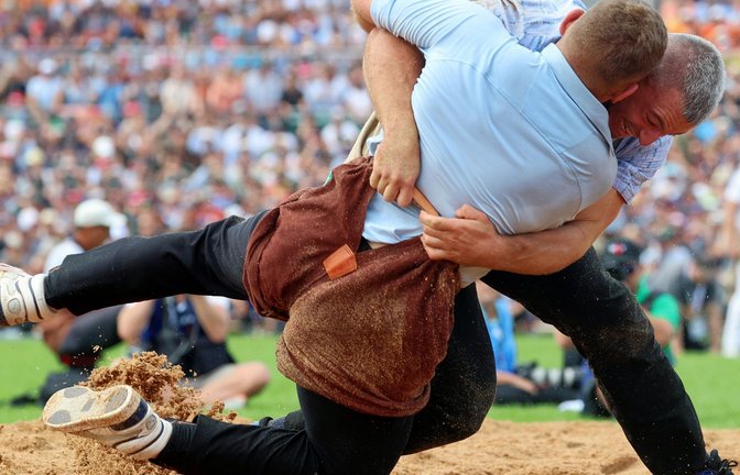 Unbändige Kraft im Sägemehl: Samuel Giger (hinten, hier gegen Remo Käser am Eidgenössischen 2022) zählt auch in diesem Jahr in Mollis zu den Favoriten auf den Königstitel der Schwinger.  <span class='image-autor'>Foto: swiss-image.ch/Andy Mettler</span>