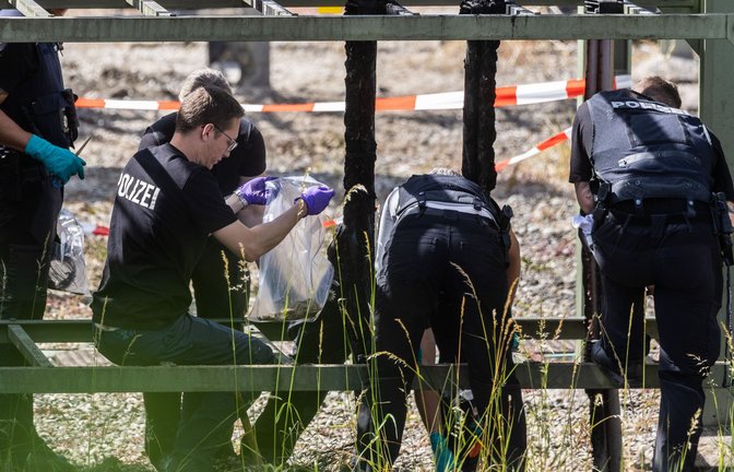 Nach einem großflächigen Stromausfall in Reutlingen stehen Polizeikräfte auf dem Gelände eines Umspannwerks.<span class='image-autor'>Foto: dpa/Christoph Schmidt</span>