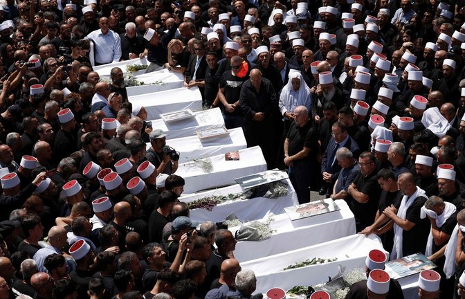 In der Drusen-Stadt Majdal Shams fand eine Beerdigungszeremonie statt für zehn der zwölf Menschen, die am Samstag durch eine Rakete aus dem Libanon getötet wurden.<span class='image-autor'>Foto: AFP/JALAA MAREY</span>
