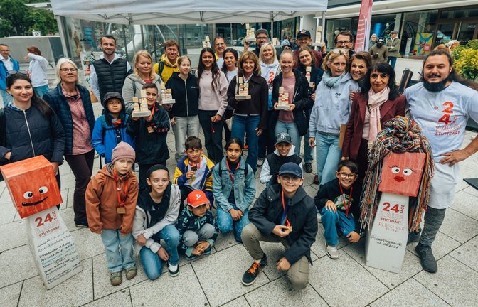 Erst Schwitzen, dann Freuen: Gruppenbild aller Sieger des 24-Tage-Laufs der Stuttgarter Kinderstiftung.<span class='image-autor'>Foto: Lichtgut/Christoph Schmidt</span>