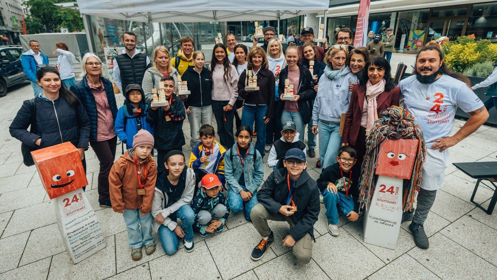 Erst Schwitzen, dann Freuen: Gruppenbild aller Sieger des 24-Tage-Laufs der Stuttgarter Kinderstiftung.Foto: Lichtgut/Christoph Schmidt Erst Schwitzen, dann Freuen: Gruppenbild aller Sieger des 24-Tage-Laufs der Stuttgarter Kinderstiftung.Foto: Lichtgut/Christoph Schmidt