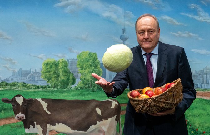 Bauernpräsident Rukwied jongliert nicht nur mit Gemüse, sondern auch mit vielen Interessen.<span class='image-autor'>Foto: dpa/Soeren Stache</span>
