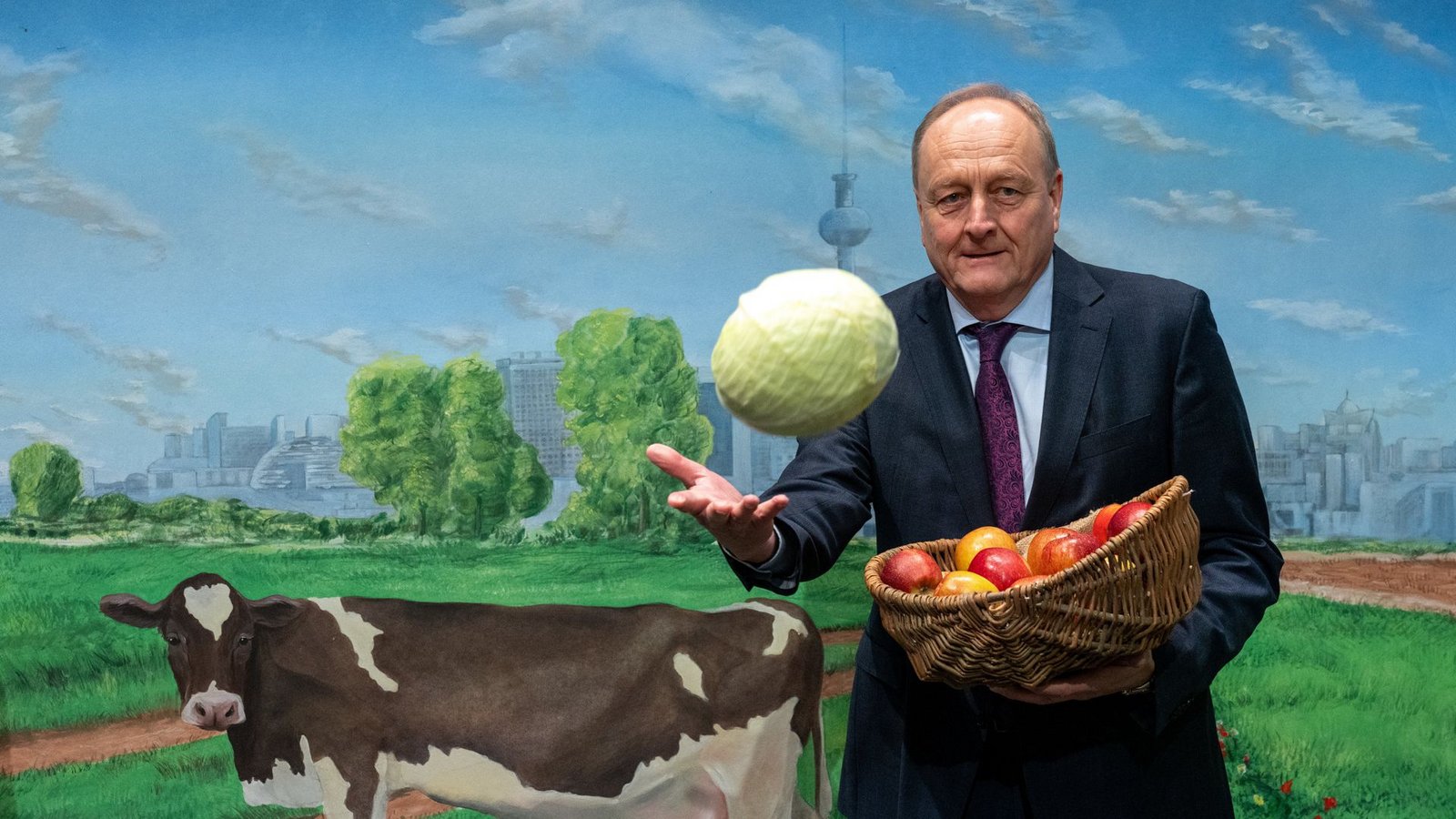 Bauernpräsident Rukwied jongliert nicht nur mit Gemüse, sondern auch mit vielen Interessen.Foto: dpa/Soeren Stache Bauernpräsident Rukwied jongliert nicht nur mit Gemüse, sondern auch mit vielen Interessen.Foto: dpa/Soeren Stache
